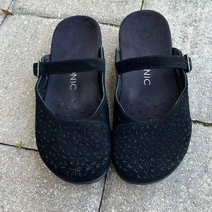 Vionic suede black shoes